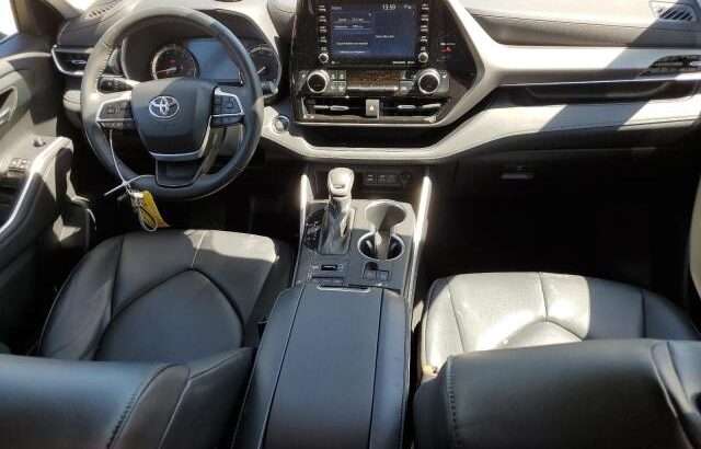 2022 TOYOTA HIGHLANDER XLE